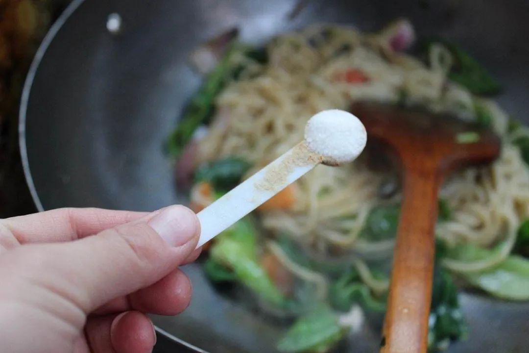 炒菜时放的盐多,进入体内的钠离子就会增多,造成血容量增加,心脏负担