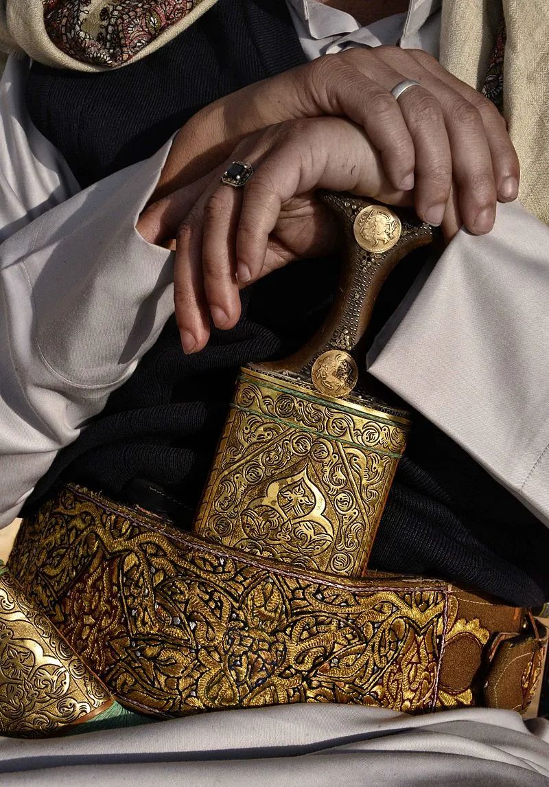 下它们的角来制作酒杯,顺便把犀牛皮扒下来制成皮甲和盔甲;而在中东地