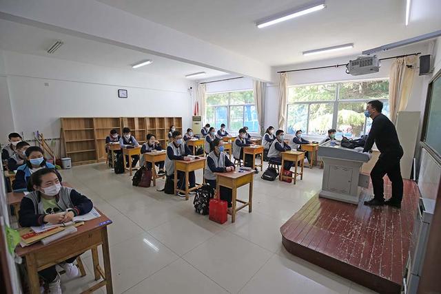 潍坊高新区北海学校初三年级学生在教室内上课记者 张驰