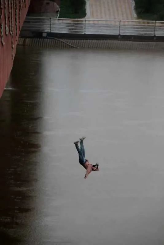 生死一瞬!内蒙古一女孩纵身跳入黄河