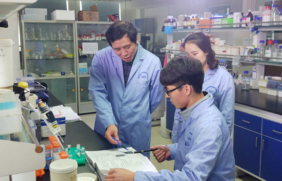 夏庆友(左)在指导学生搞科研.西南大学供图 华龙网-新重庆客户端发