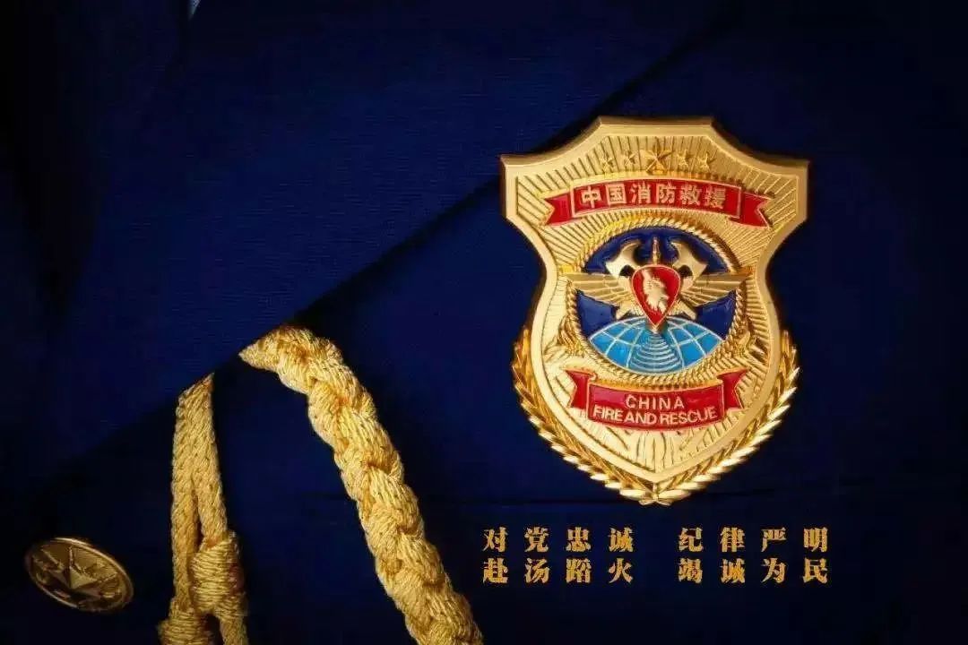 江西首批324名新招录消防员正式授衔