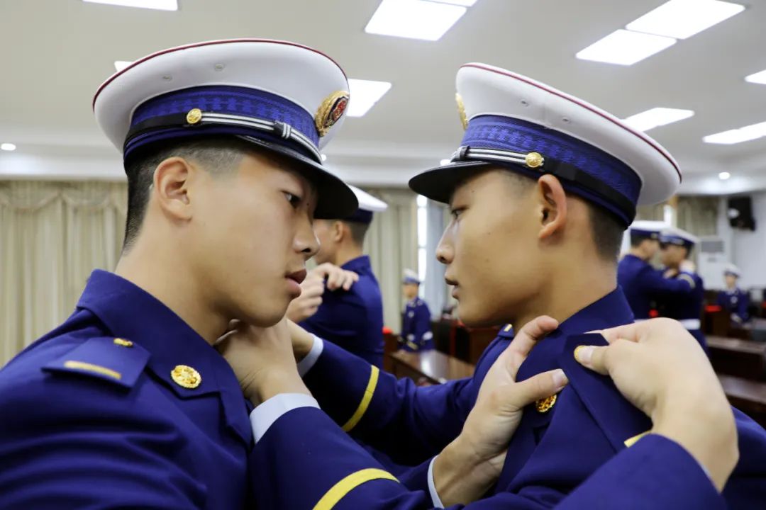 上饶支队5月7日上午,上饶市消防救援支队举行首批新招录消防员授衔