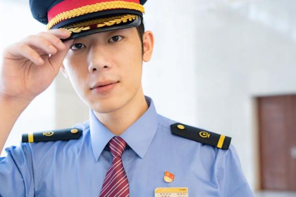 衬托出铁路人奋发向上的精神面貌做工精良,端庄时尚搭配定制路徽纽扣