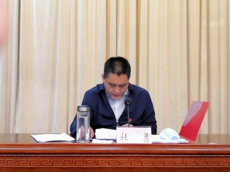 会议通报了《卧龙区各乡镇第一季度脱贫攻坚工作成效考核结果》,随机