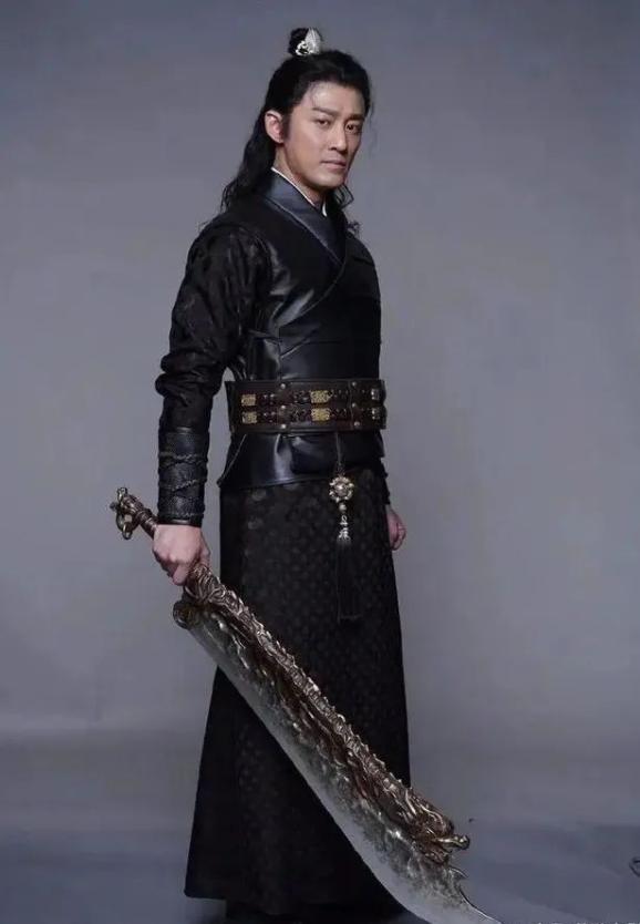 但看起来有些显老…手握屠龙刀,眼神充满杀气,林峯出演的张无忌相当