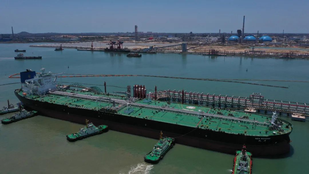 昨天一艘来自中东的超大型油轮开进中石化港口