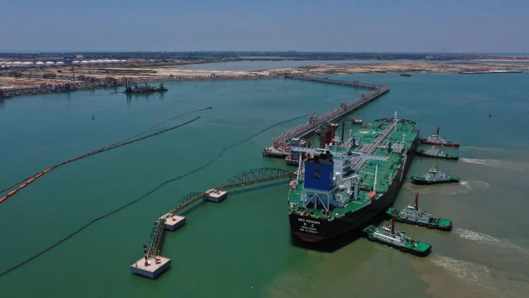 昨天一艘来自中东的超大型油轮开进中石化港口