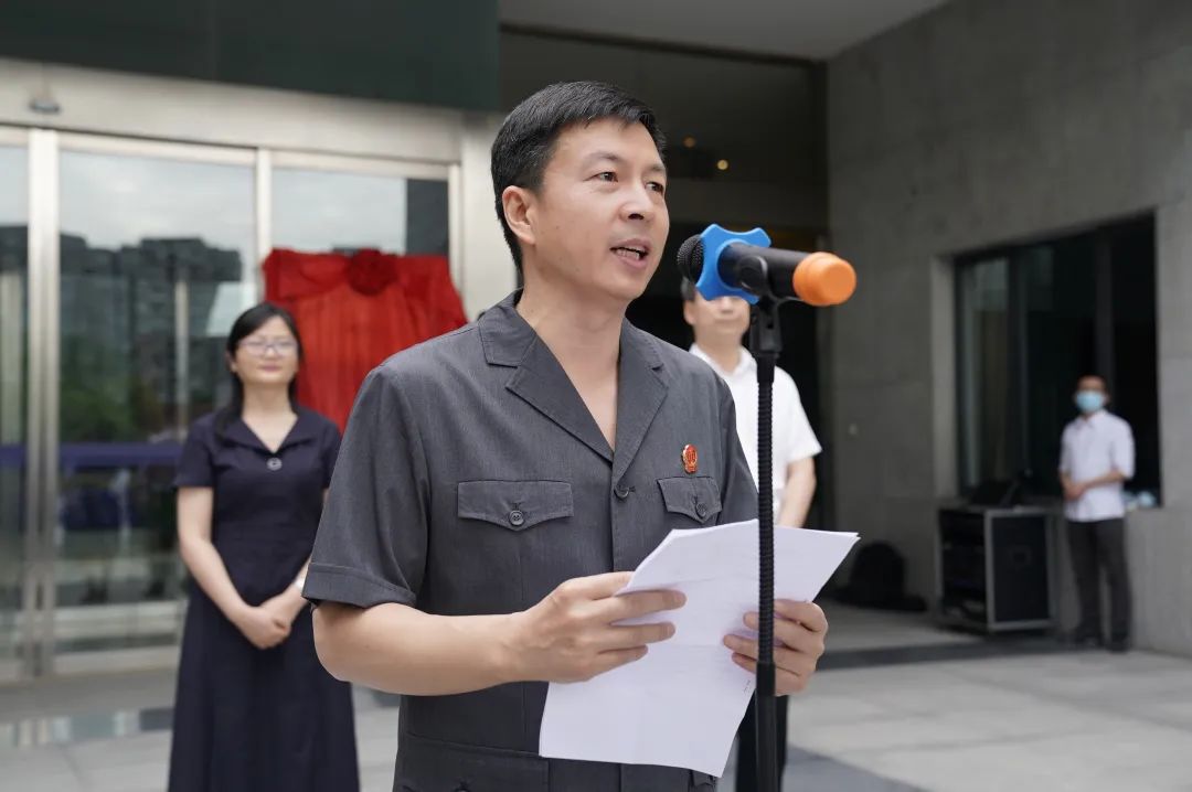 揭牌仪式上,区委常委,区政府常务副区长郭小平作了重要讲话,他指出要