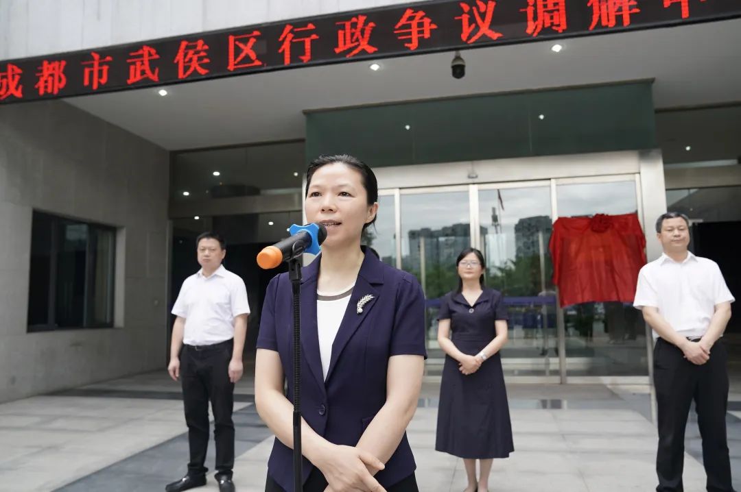揭牌仪式上,区委常委,区政府常务副区长郭小平作了重要讲话,他指出要