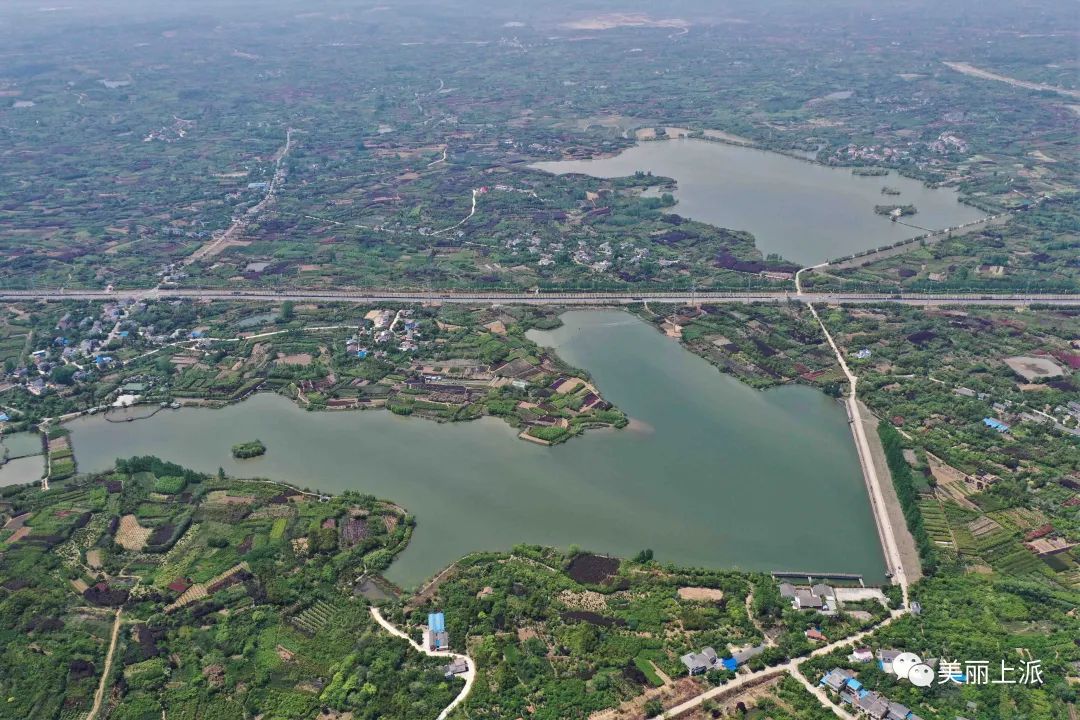 四季花香,景色怡人,空氣清新,是天然氧吧和休閒勝地,境內有謝高塘水庫