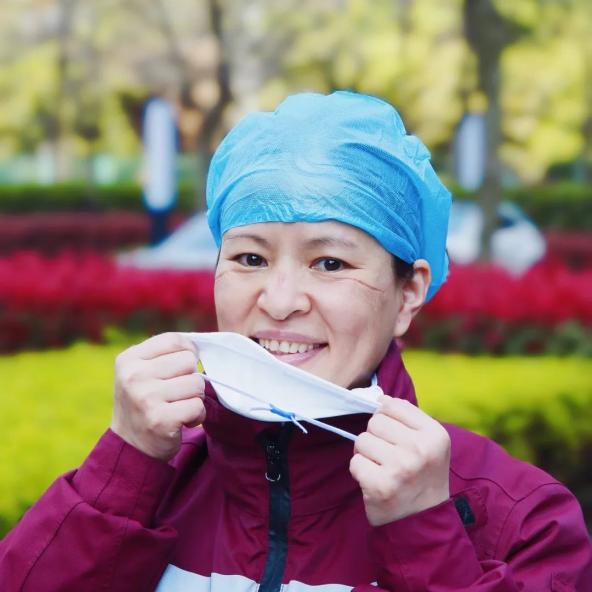 服,口罩遮挡住了你们的脸;战"疫"胜利,你们摘下口罩,露出了最美的笑脸