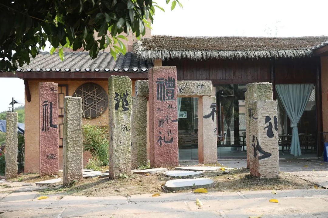 基得以重现王维在《积雨辋川庄作》中描绘的田园牧歌"漠漠水田飞白鹭