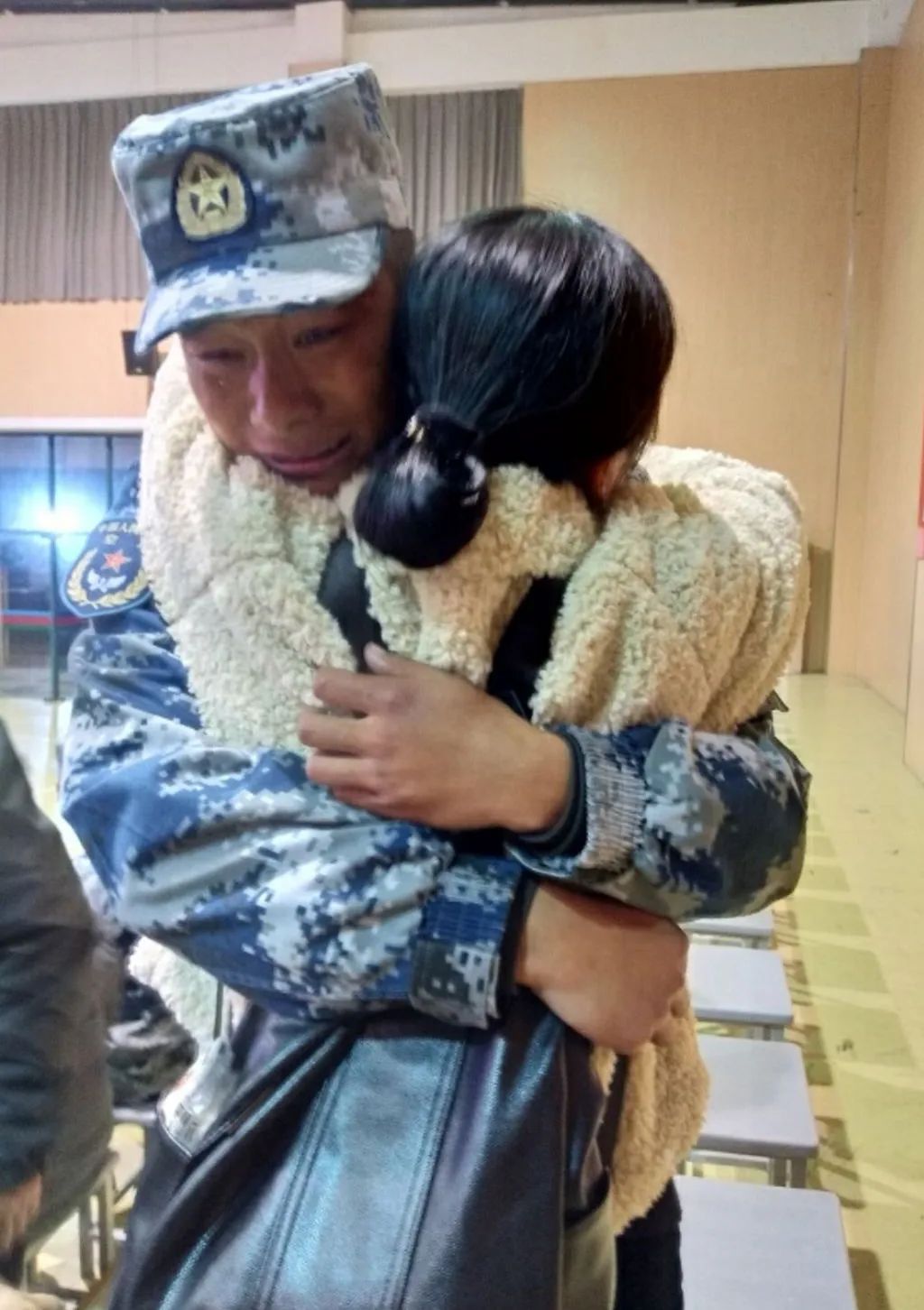 当兵时和妈妈的合照发布第一张就看哭了