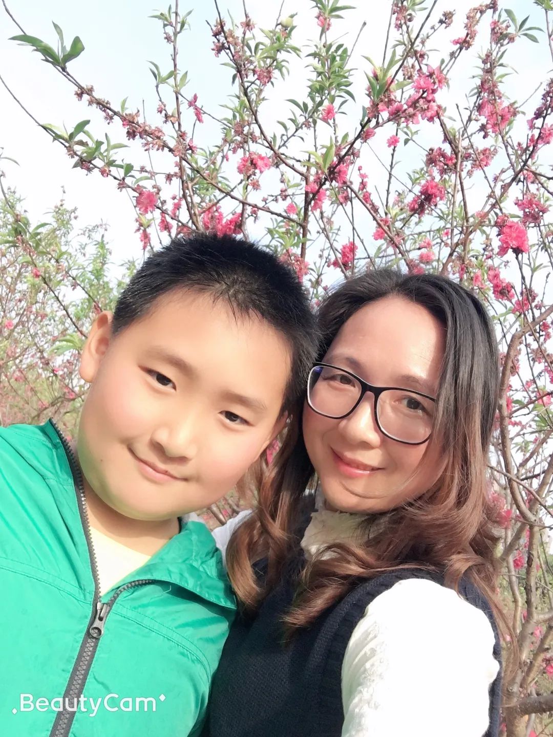 ，我感到非常的自豪！祝亲爱的妈妈身体健康，母亲节快乐，永远美丽！”
