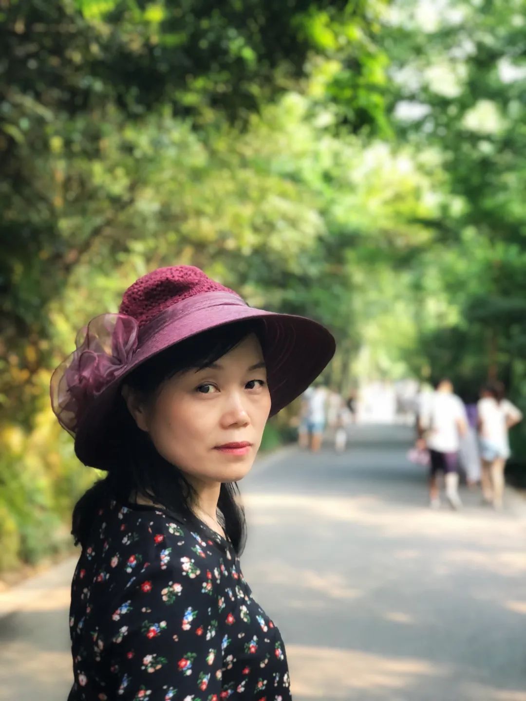 我眼中的妈妈是双面女神,工作中她是雷厉风行的基层女干部,生活中她是