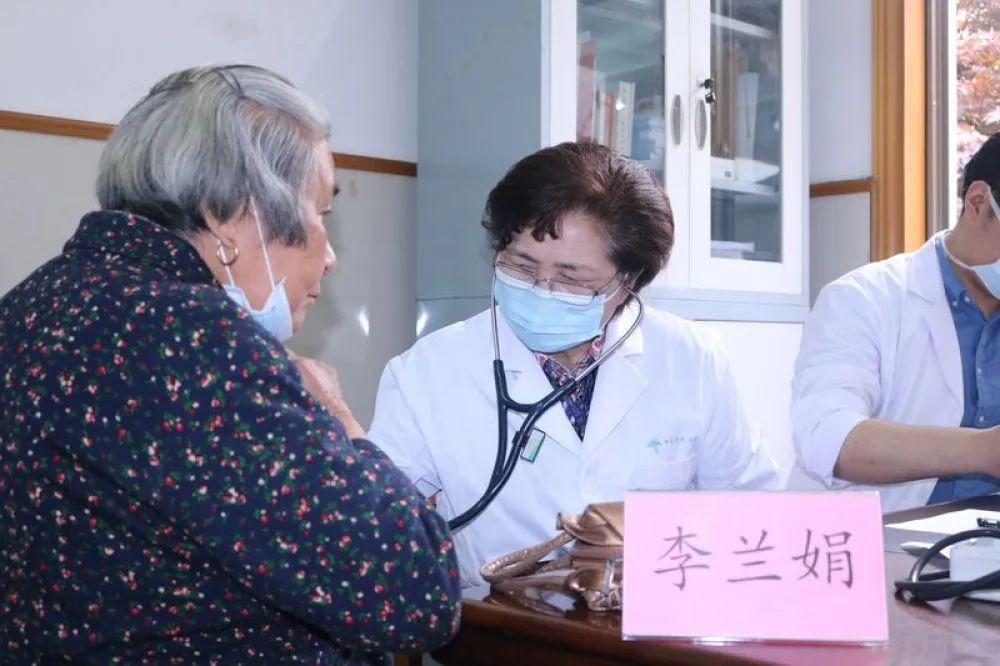 的中国工程院院士李兰娟,紧随其后的是她的爱人中国工程院院士郑树森