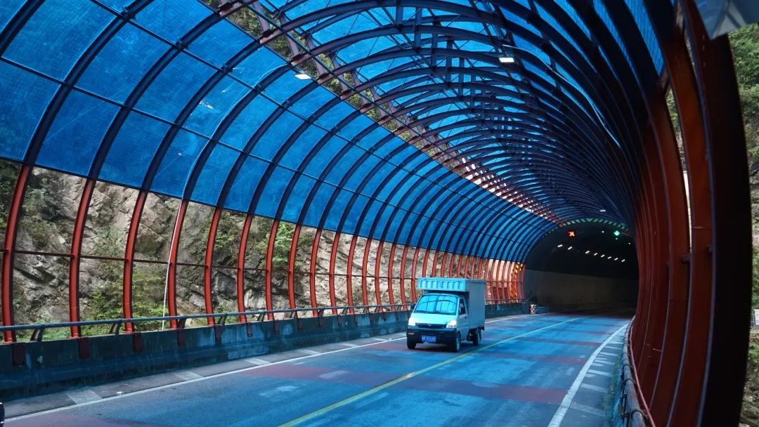 茂公路云湖一号隧道和云湖二号隧道之间近日架起了一顶拱形蓝色遮阳棚