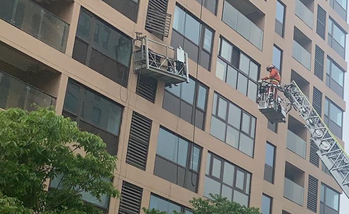 电动吊篮突发故障 工人被困高层 嘉兴消防搭云梯救援