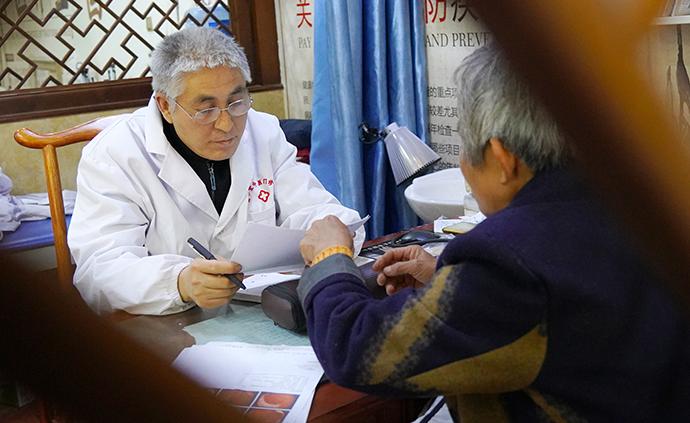 河南一56岁老中医免费捐赠40余万元抗疫汤剂