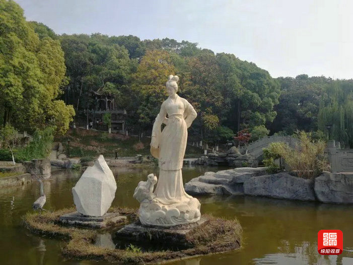 看到,工人正在维修仙云观大佛殿和玉皇殿排水系统,整改玉女湖排污系统