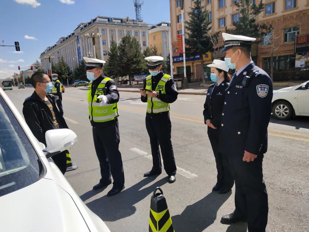 漠河市公安局交通警察大队组织开展一盔一带执法直播活动