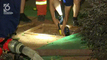 2岁男童坠井身亡_保定坠井男童救援花费_坠井男童家属给救援者送锦旗