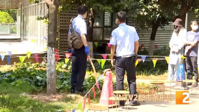坠井男童家属给救援者送锦旗_保定坠井男童救援花费_2岁男童坠井身亡