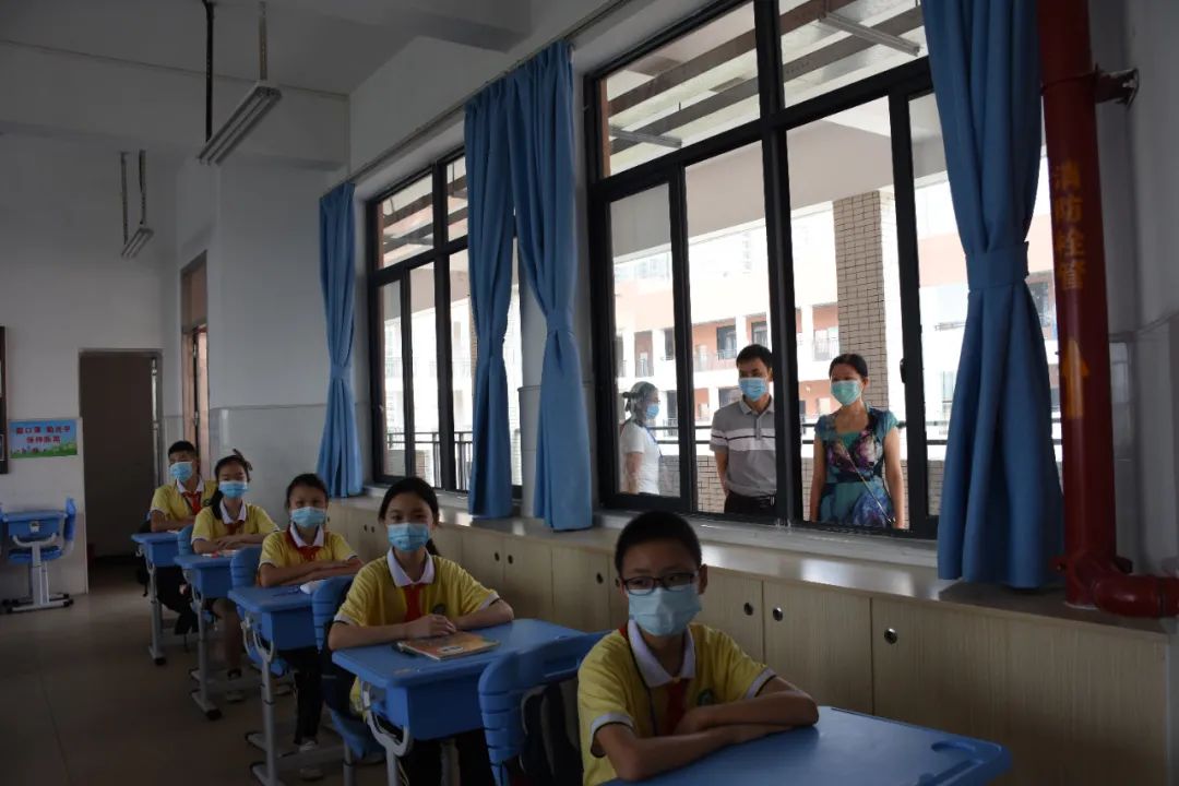 一课实验小学龙湖小学广外肇庆外校老师们帮助学生搬运行李"您辛苦了!