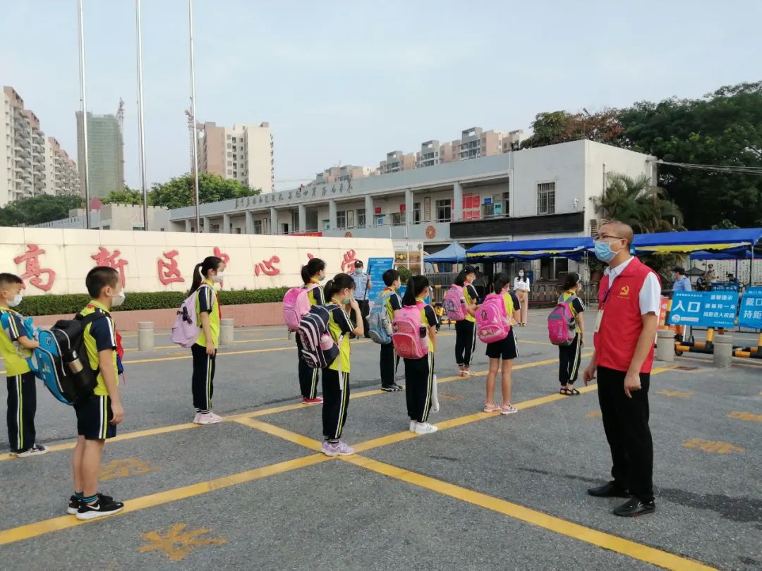 中心小学的升旗仪式不仅在户外还通过多媒体传输到每一个教室开学第一