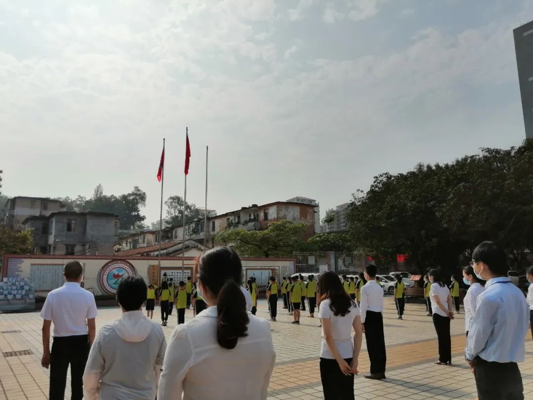 开学第一课实验小学龙湖小学广外肇庆外校老师们帮助学生搬运行李"您