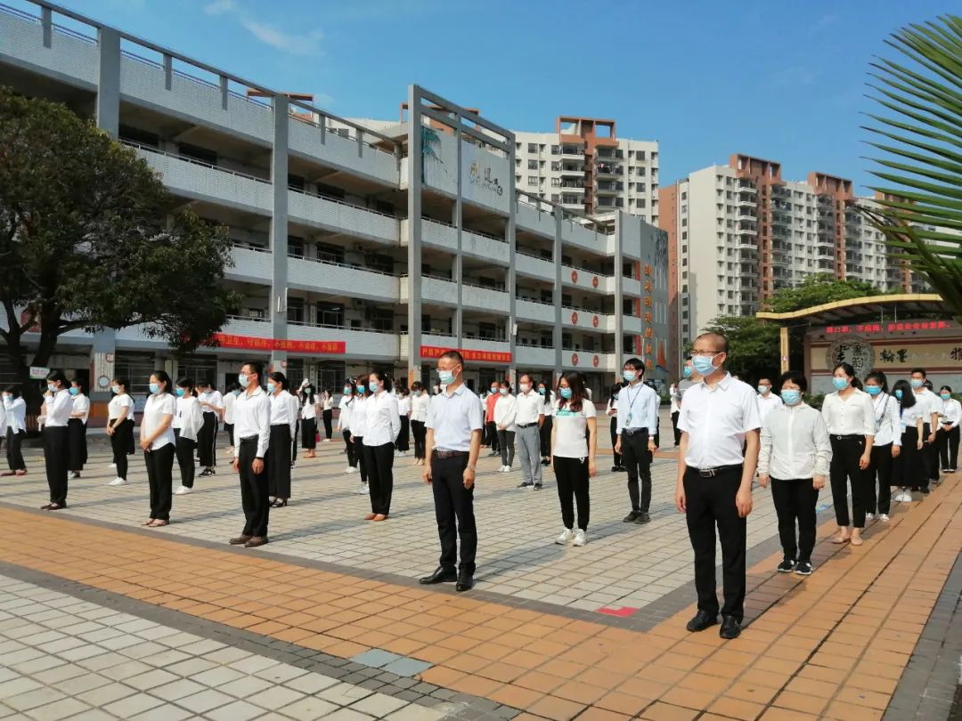 开学第一课实验小学龙湖小学广外肇庆外校老师们帮助学生搬运行李"您
