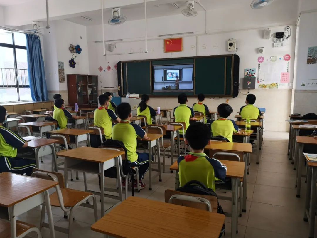 实验小学龙湖小学广外肇庆外校老师们帮助学生搬运行李"您辛苦了!