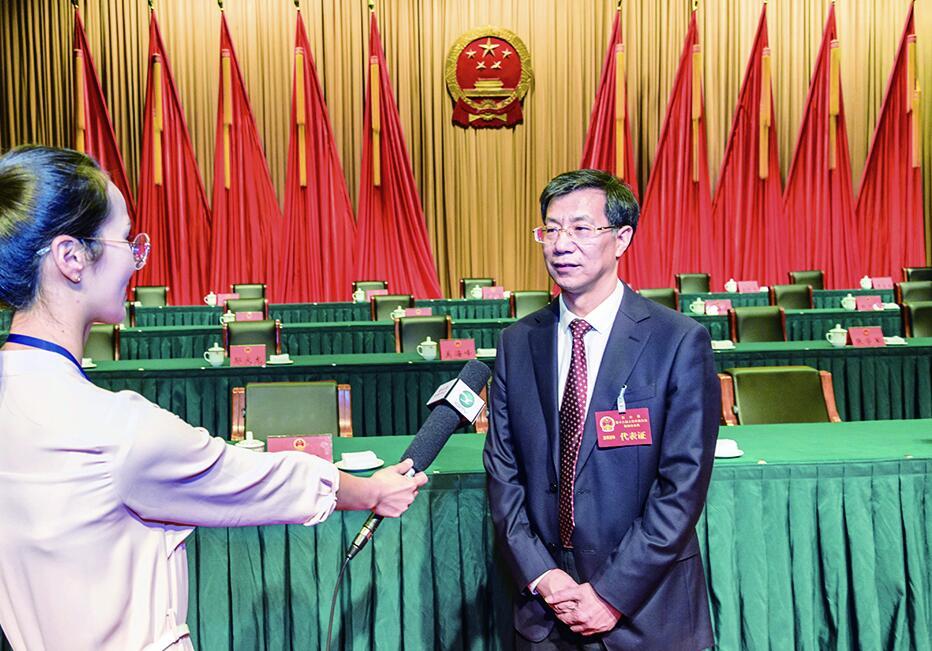 聚焦两会不负信任重托依法担当尽责访新当选县人大常委会主任罗来兴