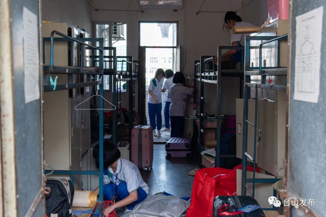 相邻床铺禁止头对头期间同学之间不能聚集交流然后到宿舍摆放好自己的