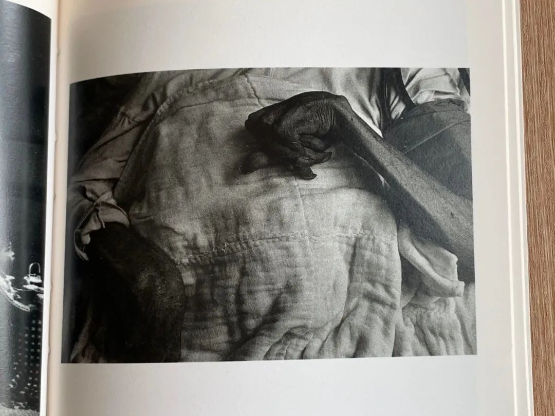 他用照片深度记录水俣病致命影响,为受害者呐喊