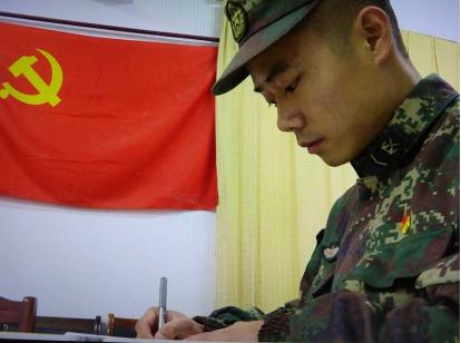 1998年2月出生, 2016年9月入伍,2019年11月入党,下士军衔,现为火箭军