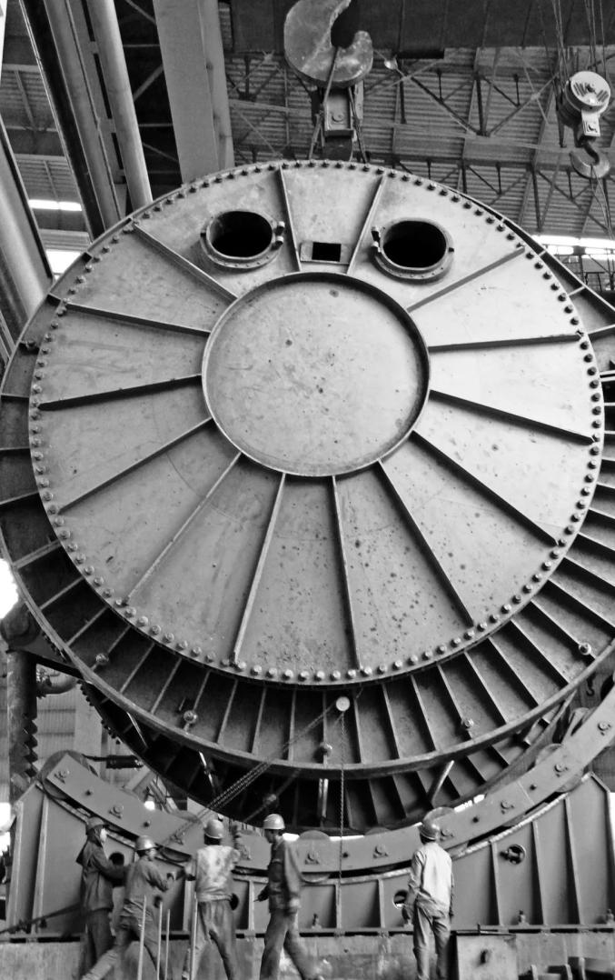 炼铁高炉炉底砌砖▲装卸工正从火车车厢卸焦碳,背后是炼铁高炉和