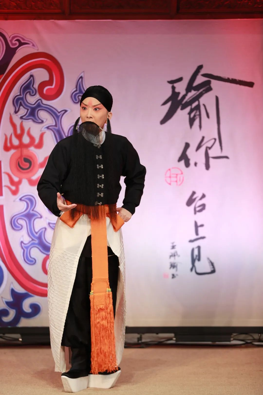 《后汉书·祢衡传》中曾记下祢衡击鼓骂曹之事,京剧《击鼓骂曹》就是