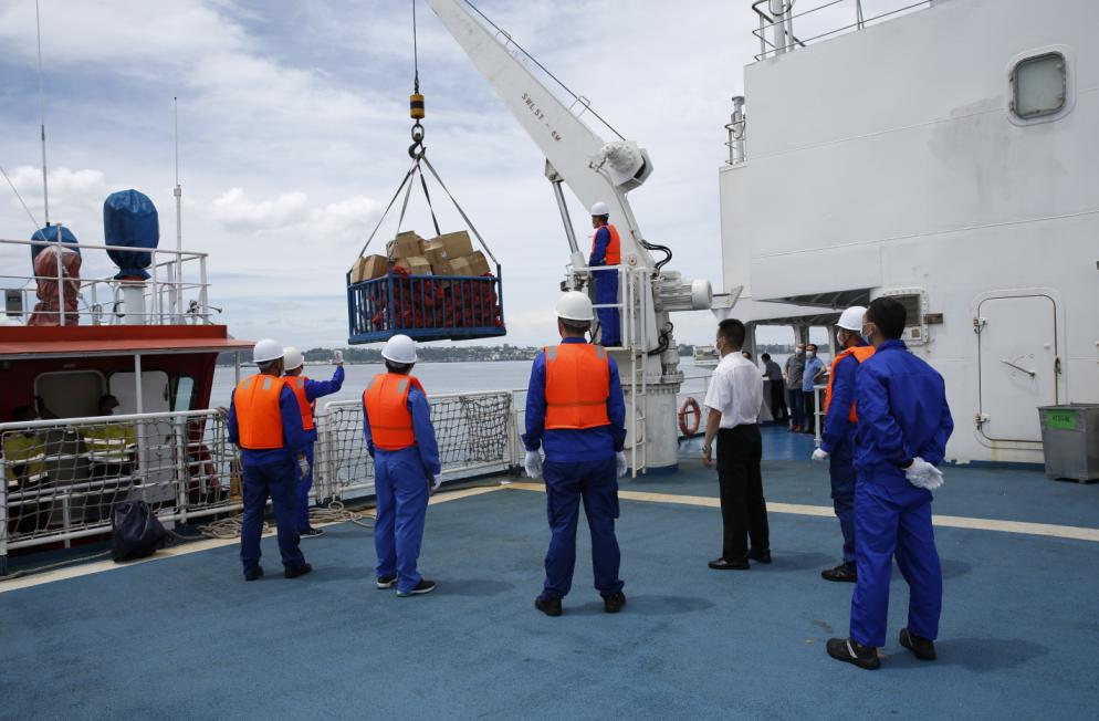 外港锚地作业,实现"零接触"补充物资