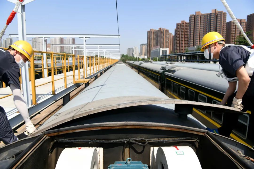 65的车顶上他们为列车清肺