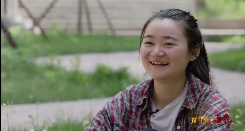 唐沁向着天安门再次敬礼在国庆阅兵"众志成城"方阵彩车上已经成长为少