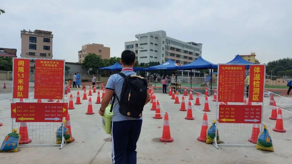 上至下分別為:潮連中心學校,培英初中,雨露學校,江門市華僑中學)圖為