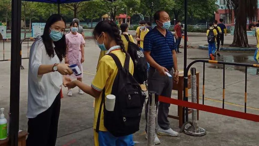 潮連中心學校,培英初中,雨露學校,江門市華僑中學)圖為紫茶中學學生方