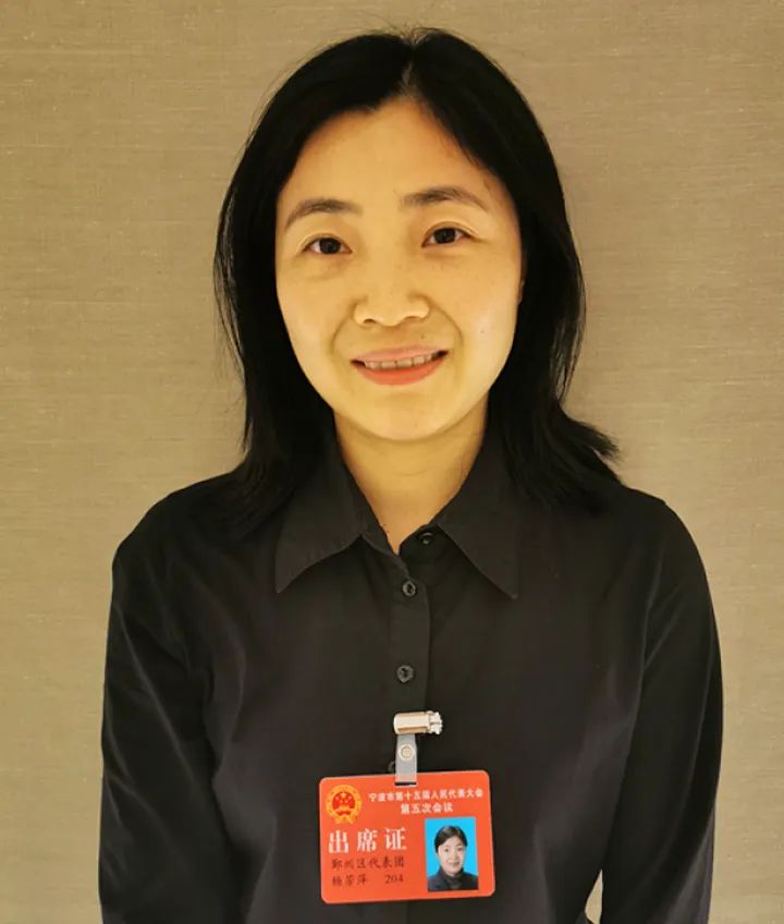 市人大代表杨芳萍01我们一起来听听她们的声音与政协委员们积极建言