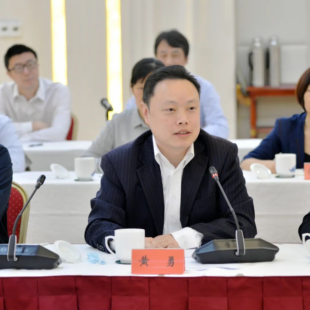 黄勇(中国建设银行上海市张江分行行长)要密切关注社会投资走向,关注