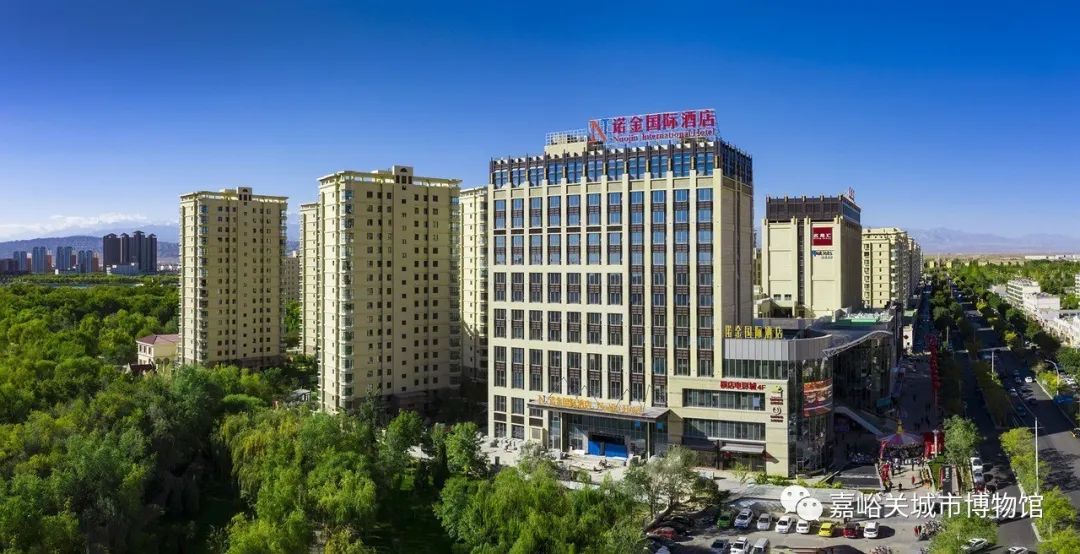 诺金国际酒店位于嘉峪关市建设西路与玉泉中路交叉路口往东约100米处.