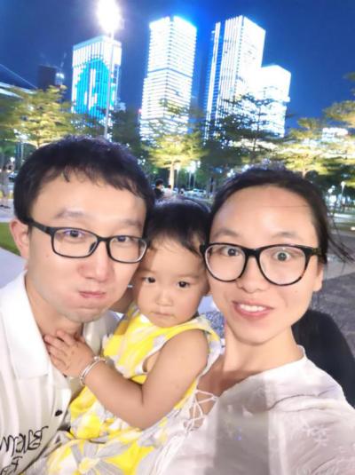 患者床前为广州公交集团二汽佛广集团杨娇娇的丈夫张青森医生夫妻俩都