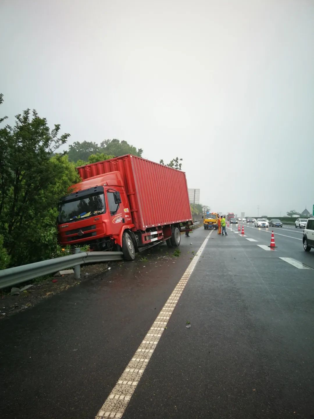 車輛違規變道後兩位駕駛員鬥氣洩憤高速上揚工具扔礦泉水瓶