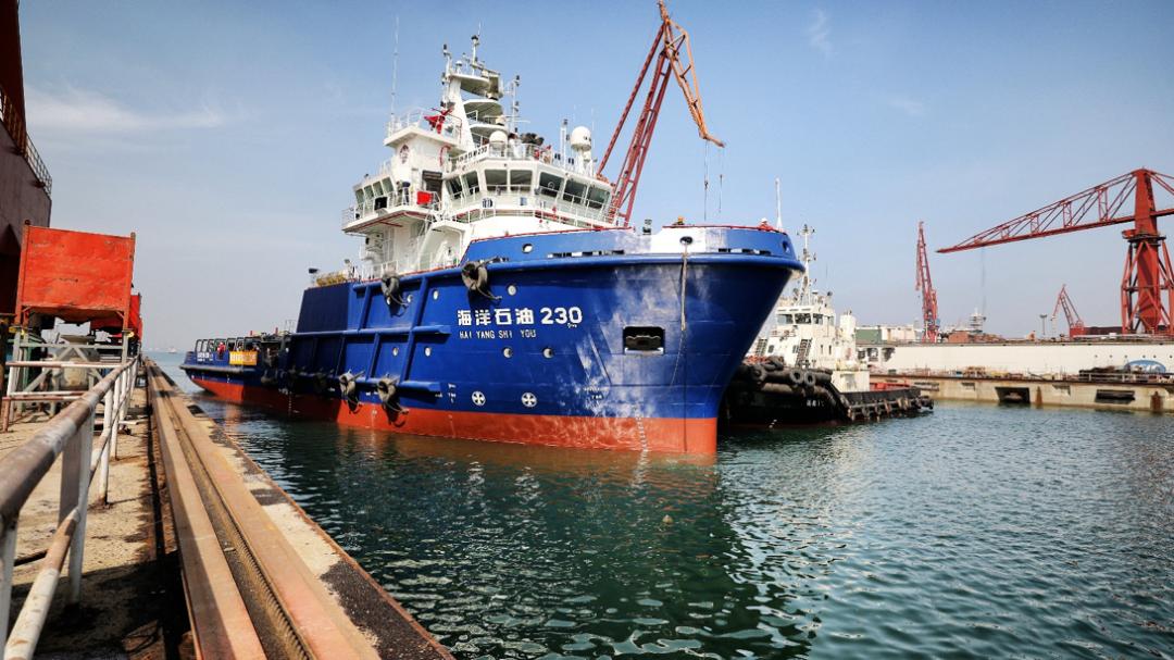 随着天津新港船厂2号船坞的水位逐渐升高,"海洋石油230"环保工作船
